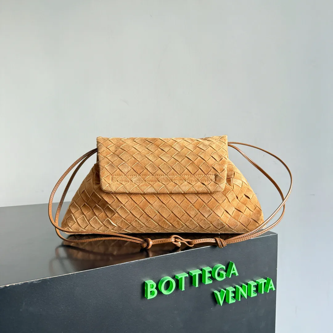 Batch 1820 Bottega Veneta Dustbag Giorno woven suede handbag ✨It is not deliberately eye-catching by exaggeration, but an existence that makes people can’t help but take a second look when you walk by! This Intrecciato woven suede flip dustbag is somewhere between soft and cool, it looks just right ~ matte texture + woven layers, feels very comfortable to the touch, and looks clean, luxurious and relaxed. Braided suede weave + drawstring closure, full of retro feel~ The loop design can be carried on the shoulder, hand-held or cross-body is fashionable. It can be worn directly on the body without having to worry about matching~ It is responsible for the texture of autumn and winter wear! Style number: 857657 Size: 33*19*8cm